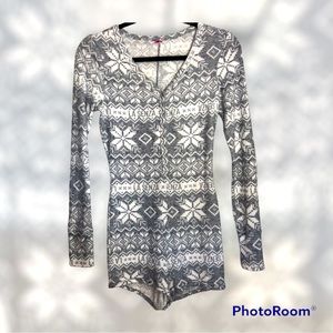 La Senza Sz M Soft Grey and White Long Sleeve Romper